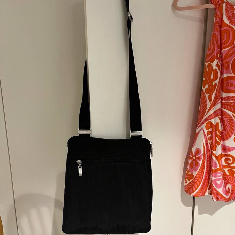 Baggallini EXCELLENT Black Crossbody w/ Silver Accents. Perfect size & pockets! - Picture 5 of 9